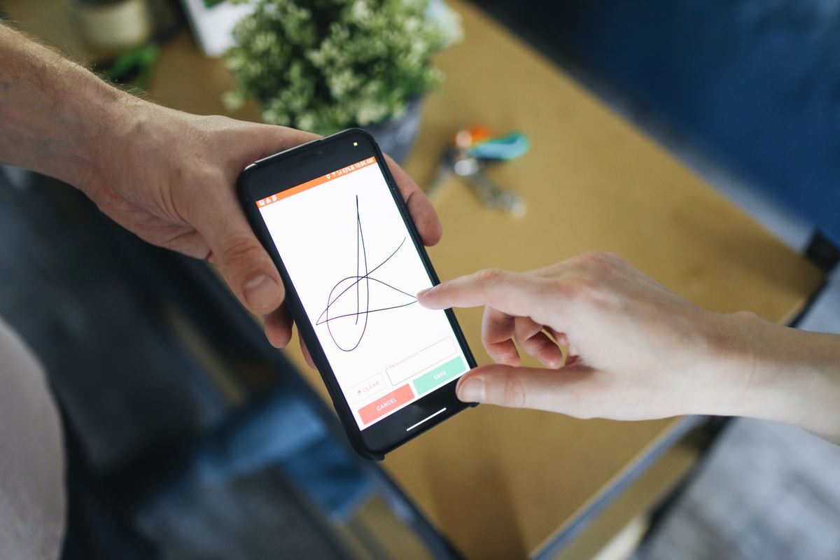 Electronic signature on a smartphone